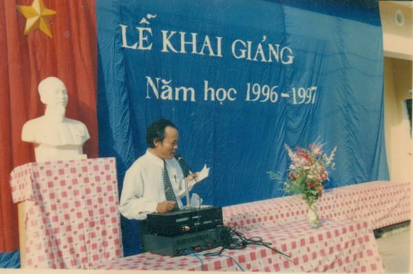 Những tiết mục văn nghệ cây nhà lá vườn trong lễ Khai giảng là phần được nhiều người mong đợi chứ không phải như hiện tại, nhiều ngôi trường sẵn sàng mời ca sĩ về hát phục vụ, đó là các học sinh cũ của trường nay đã thành danh trên con đường nghệ thuật.