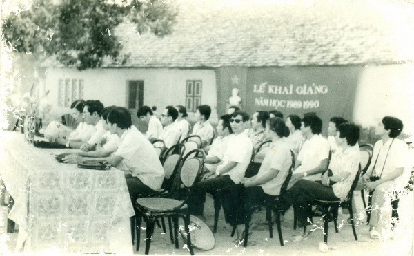 Những hình ảnh này nhanh chóng được lan truyền trên mạng xã hội và những câu chuyện hoài niệm về lễ khai giảng xưa đã được nhiều người nhớ lại và kể ở phần bình luận của mỗi bức ảnh.