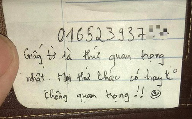 Chuyện mất ví đến từ rất nhiều lý do, có thể đến từ việc vô tình làm rơi nhưng cũng có thể đến từ việc bị mất trộm. Mất tiền đã tiếc nhưng việc mất giấy tờ tùy thân thì càng tệ hơn nhiều, bởi làm lại những giấy tờ này rất mất thời gian.