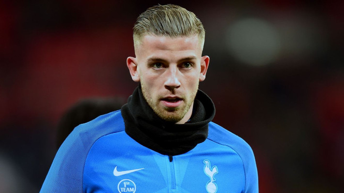Chuyển nhượng bóng đá từ Daily Mail, Alderweireld cảm thấy mệt mỏi với những đàm phán với MU, nên sẽ ở lại Tottenham.