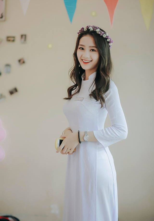 Cũng vì sự tương tác tăng lên đột ngột, trang cá nhân của Nhật Linh bị nhiều người lạ báo xấu khiến tài khoản này bị tạm khóa trong một tuần.