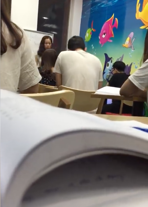 Đoạn clip được một học viên trong lớp ghi lại và đăng lên mạng cách đây chưa đầy một tiếng đồng hồ đã nhanh chóng thu hút hơn 4.000 lượt chia sẻ. Nhiều dân mạng đã lần ra được trang cá nhân của cô giáo tiếng Anh xuất hiện trong đoạn clip và đã để lại rất nhiều lời bình nặng nề.