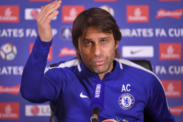 HLV Antonio Conte muốn có bộ đôi người Chile là Alexis Sanchez và Arturo Vidal trong đội hình. Tuy nhiên, các quan chức The Blues đã từ chối đề nghị mà chiến lược gia 47 tuổi này đưa ra.