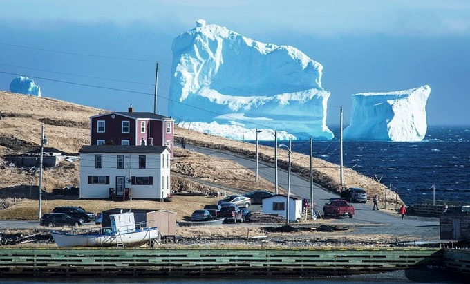 Băng trôi không phải là cảnh tượng hiếm thấy ở Canada. Thậm chí có một khu vực trải dài từ bờ biển Labrador đến bờ Đông Bắc đảo Newfoundland được mệnh danh là "Vịnh băng trôi" khi là nơi tập kết của vô số tảng băng vào mùa Xuân và đầu Hè hàng năm.