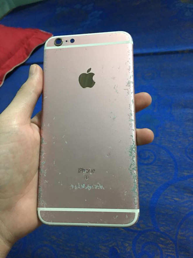 Nhiều dân mạng còn tếu táo rằng chẳng khác gì xăm 3D, đẹp tuyệt vời được chủ nhân của chiếc smartphone này tạo ra.