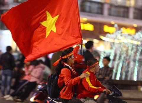 Các CĐV Việt Nam đã vòng theo những trục đường chính đường chính để tụ tập về Hồ Gươm để chung vui với những người dân khác.