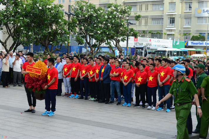 Đoàn U23 Việt Nam dâng hương tượng đài Hồ Chí Minh trên phố đi bộ Nguyễn Huệ, còn đằng sau là cả rừng người chào đón họ. Ảnh: Zing.vn