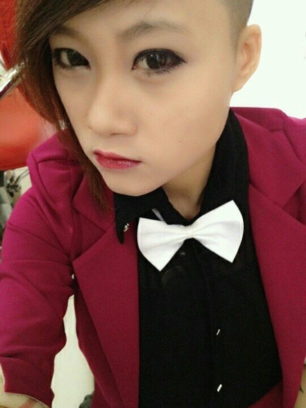 Nói về những loạt ảnh thời "sửu nhi" của mình, bà mẹ 9x cho biết: "Mình không hối hận về những gì mình đã làm. Dẫu sao đó cũng là những hình ảnh trong quá khứ, mình đăng lên mạng cũng chỉ để nhớ lại những kỉ niệm về thời tuổi trẻ bồng bột đã qua. Mình không để tâm đến những gì người khác nói, chỉ cần chồng và gia đình luôn thấu hiểu và yêu thương mình là đủ rồi".