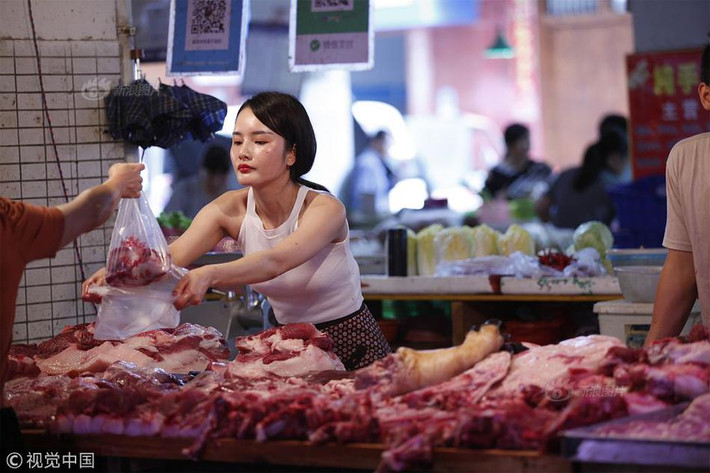 Với nhan sắc của mình, cô gái họ Vi được dân mạng đặt biệt danh cho cô là " Tây Thi thịt lợn". Cũng chính bởi vẻ ngoài "nhuận sắc" của mình mà bất kể ai đi ngang khu chợ này cũng nhìn cô với ánh mắt kỳ lạ.