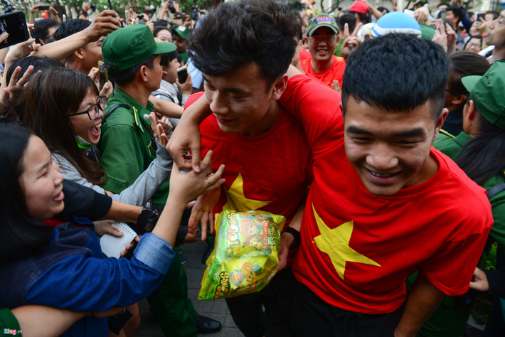 Không khác gì không khí tại Hà Nội, NHM Sài Gòn dành sự quan tâm đặc biệt tới các cầu thủ U23 Việt Nam. Khi nắm được lịch trình của đoàn, ngay từ rất sớm, rất nhiều CĐV đã tập trung tại phố đi bộ Nguyễn Huệ để có thể nhìn tận mắt những người hùng bằng xương, bằng thịt. Ảnh: Zing.vn
