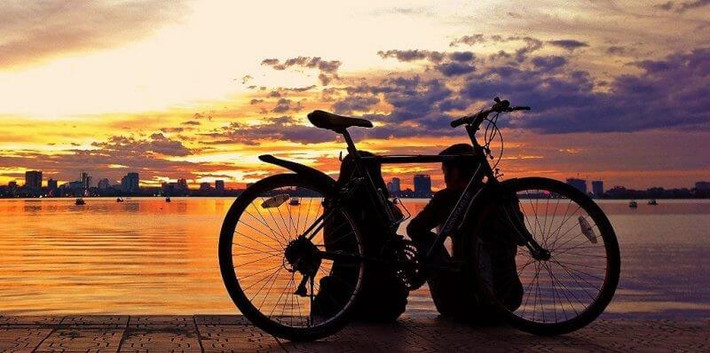 Đối với những bạn trai muốn tỏ tình, Hồ Tây thực sự là không gian lý tưởng; bạn có thể tận dụng con đường vắng này để tạo nên những pha tỏ tình bất ngờ và lãng mạn nhất cho bạn gái như thắp nến, xếp hoa hồng.