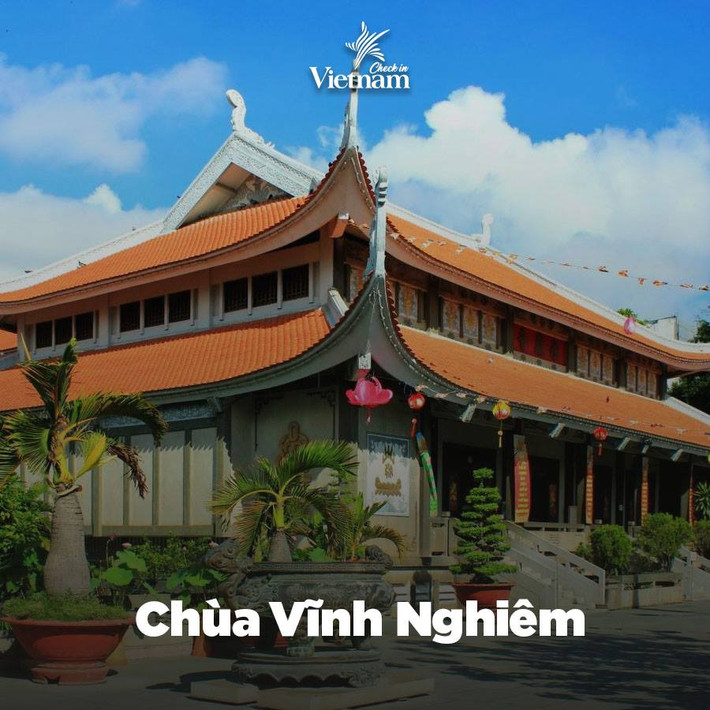 Nằm ở mặt đường Nam Kỳ Khởi Nghĩa, chùa Vĩnh Nghiêm uy nghi tọa lạc. Ngôi chùa này được được xây dựng năm 1964 do 2 nhà sư từ miền Bắc là Thích Tâm Giác và Thích Thanh Kiểm thiết kế.
