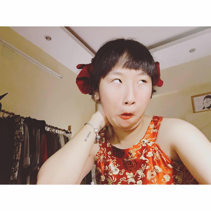 Sau một thời gian im hơi lặng tiếng, Trang Hý mới đây tái xuất bằng những clip cover hài hước "phá đảo thế giới ảo" và vẫn với biểu cảm khua chân múa tay, môi chề, mắt nhắm tịt, đầu quay cuồng.