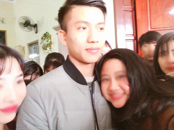 Cụ thể, nickname Mỹ Anh bình luận: "Đây là bị cuồng rồi chứ không còn là hâm mộ nữa. Người yêu thì không phải, thân thiết quá thì cũng không mà chẳng hiểu sao nhào ra hôm trộm như vậy nữa. Có quen biết không? Gặp lần bao nhiêu rồi mà hành xử thế nhỉ? Con gái phải biết chừng mực, đừng vì câu like mà hành động như vậy"