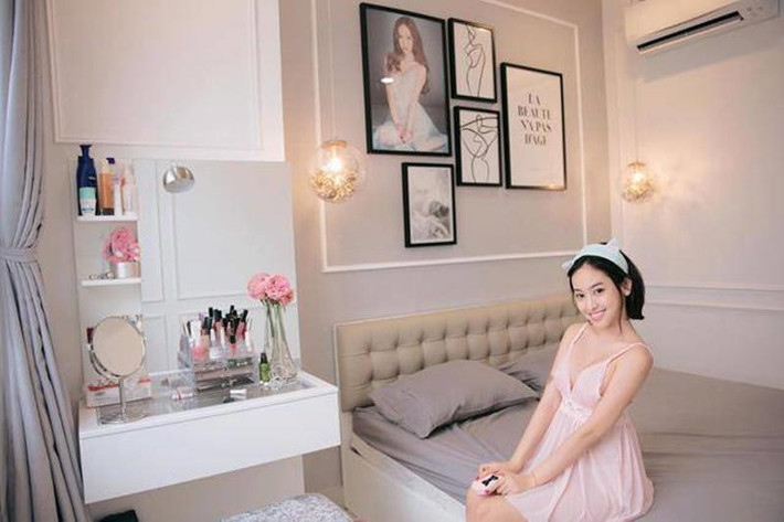 "Hotgirl Cà Mau" Thúy Vi dọn đến ở căn hộ mới do bạn trai mua tặng từ cuối năm 2017. Phòng ngủ có tông trắng - xám do cô nàng lên ý tưởng thiết kế.
