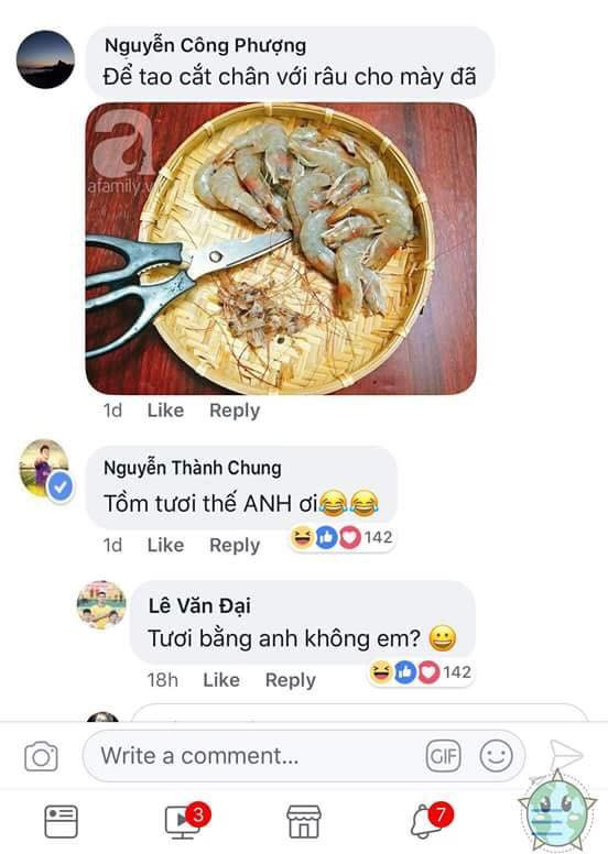 Trong "bộ phim" "thèm tôm quá" Xuân Trường đóng vai nam chính với việc đưa ra gợi ý, còn các đồng đội khác của anh tại đội tuyển U23 Việt Nam như Công Phượng, Hồng Duy, Quang Hải và không thể thiếu "thánh lầy" Đức Chinh đã đáp lại một cách nồng nhiệt khiến dân mạng chỉ còn việc ôm bụng mà cười nghiêng ngả.