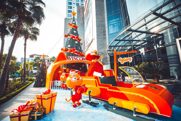 Các trung tâm thương mại như: Vincom Bà Triệu, Vincom Nguyễn Chí Thanh, Vincom Phạm Ngọc Thạch gây ấn tượng bởi cách trang trí sinh động với những cây thông cao khổng lồ được trang hoàng cầu kì và bắt mắt cùng những mô hình Giáng sinh, hộp quà lớn, đen, hoa vô cùng rực rỡ.