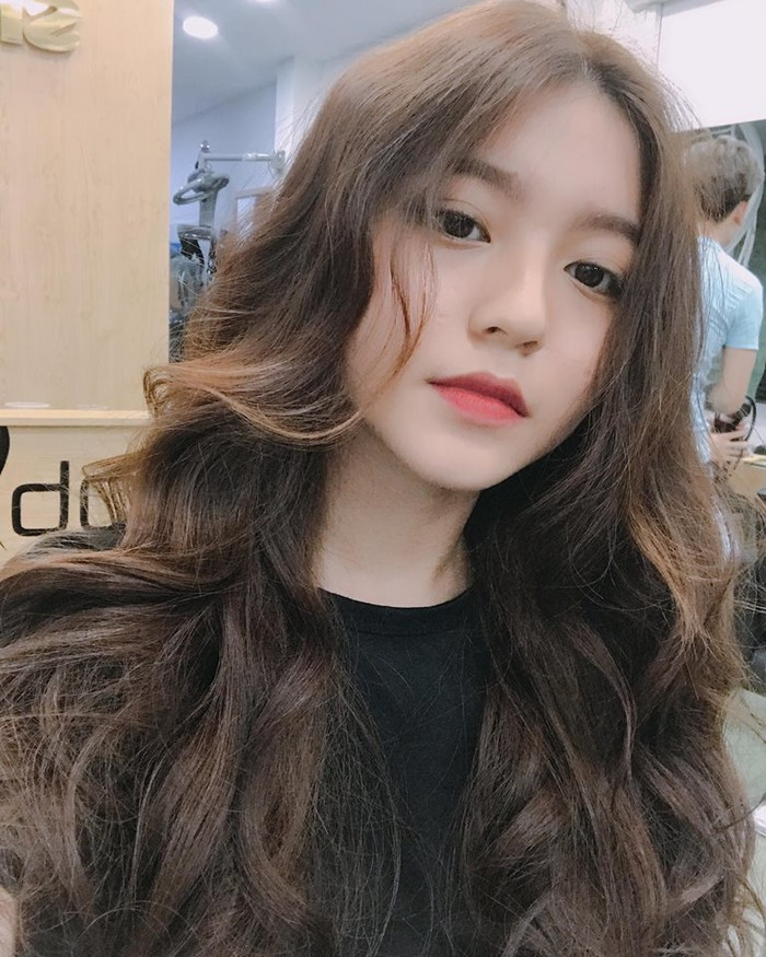 Nguyễn Ngọc Phương Vy hiện đang là học sinh trường THPT Nguyễn Chí Thanh, TP HCM. Cô nàng sở hữu gương mặt xinh đẹp và thần thái sang chảnh. Cô bạn hiện thu hút hơn 80.000 người hâm mộ.