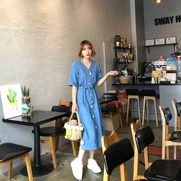 Mẹ cô bé xinh đẹp như một hotgirl với vóc dáng mảnh mai và gương mặt khả ái và ngay sau khi xuất hiện đã làm điên đảo mạng xã hội.