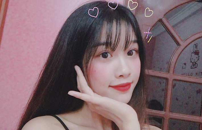 Trên trang cá nhân của mình, người yêu Văn Toàn cũng khá kín tiếng về chuyện tình cảm nhưng lại khiến nhiều người phải "phát sốt, phát rét" vì sở hữu thân hình nóng bỏng, với những đường cong nuột nà, đặc biệt là trong những bức ảnh xuất hiện bên hồ bơi, đi tắm biển.