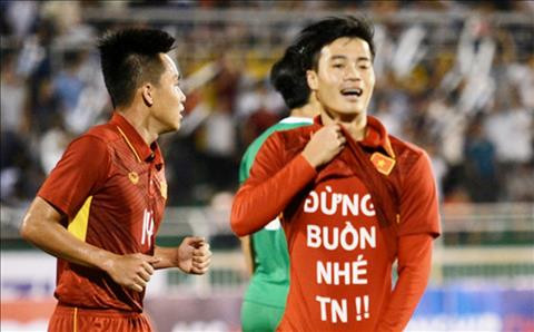 Tiền đạo Văn Toàn là cầu thủ khá kín trong cuộc sống đời tư. Anh chàng này chỉ chia sẻ những khoảnh khắc của mình lên trang cá nhân và chưa bao giờ nhắc đến "người thương" của mình. Tuy nhiên, cách đây hơn 1 năm trong trận đấu trên SVĐ Thống Nhất - TP HCM người ta để ý dòng chữ đặc biệt khi anh ghi bàn vào lưới đối phương và nhận định rằng chàng cầu thủ của HAGL là "hoa đã có chậu" và cô nàng có tên là Trang Nhung.