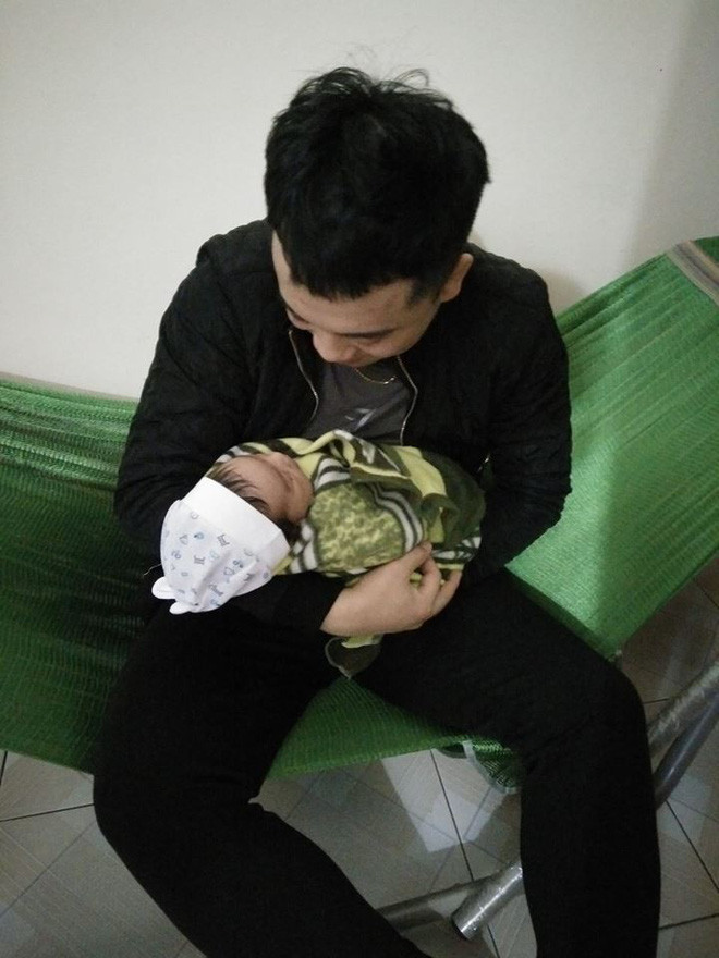 "Gương mặt nghệt ra vì con gái quấy khóc cả đêm nhưng không sao bởi thay vì việc chơi game, bố sẽ dành thời gian bế con để mẹ ngủ" một dân mạng tự bình luận bức ảnh của mình.