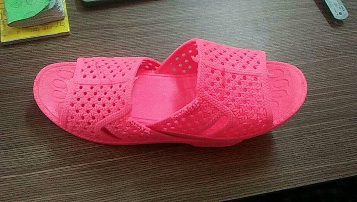 Theo chia sẻ của nhiều bạn trẻ, đồng phục dép tổ ong có độ bền cao mà không bao giờ phải giặt, hỏng mua mới vẫn rẻ hơn áo nên chúng được ưa chuộng trong thời gian qua.