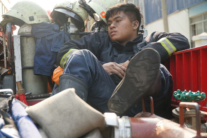 "Tôi nói anh: "Anh không ngồi thế này được, phải đi cấp cứu ngay". Anh lắc đầu, đứng lên đi qua đi lại, vẫy vẫy bàn tay bị bỏng nặng có lẽ để cho bớt đau nhưng mắt vẫn hướng về phía các đồng nghiệp mình đang xử lý vụ cháy. Khi ấy anh khều tay tôi nói nhỏ: "chị ơi, chị giở áo hộ tôi xem lưng có bị gì không, sao tôi thấy rát quá". Tấm lưng anh đỏ rát loang lổ, cũng may mà có áo, Chiếc xe của một bác công an tới, lúc này, phải sau gần 10 phút, anh mới được chở đi cấp cứu. Anh ấy chỉ ngồi đó, không kêu la, chỉ để mọi người tập trung xử lý đám cháy". nữ phóng viên Nguyễn Lệ Quyên chia sẻ trên trang cá nhân. Ảnh: Sài Gòn Giải Phóng