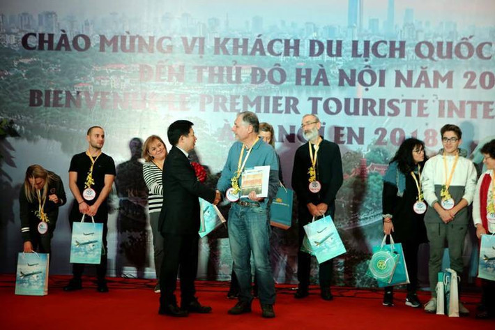 Đã có rất nhiều trang cá nhân được đưa ra với hình ảnh gần giống với soái ca lên sóng thời sự ngày 1/1/2018 vừa qua. Tuy nhiên, qua nhận xét của nhiều người thì đó không phải là nhân vật cần tìm.