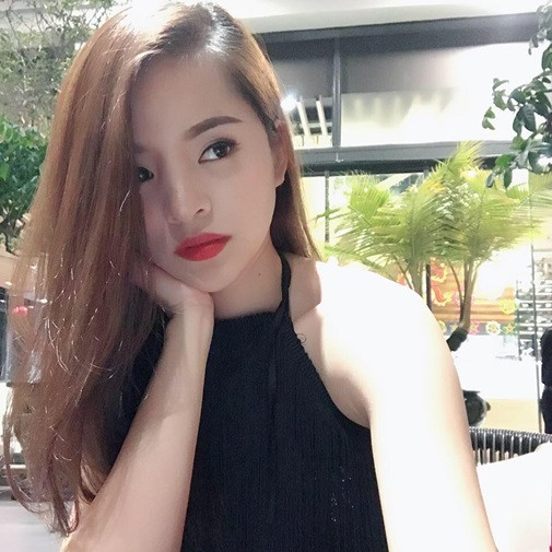 Hà Thu từng là quán quân "Tình Bolero" mùa hai, hiện đang là "Single mom", nhiều bình luận chưa có căn cứ còn nói rằng, cô từng bị bóc phốt cướp chồng người và hành hung vợ khi người ta đến thăm con.