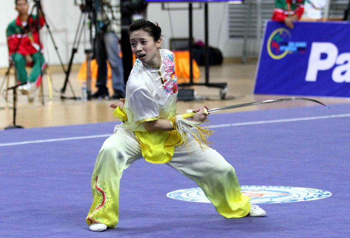 "Hot girl" wushu Dương Thúy Vi xếp vị trí thứ 3 sau bài thi đầu tiên: Sáng ngày 19/8, Thúy Vi đã bước vào bài thi đấu đầu tiên ở nội dung kiếm thuật, cô nàng hot girl này đạt 9,7 điểm và xếp ở vị trí thứ 3.