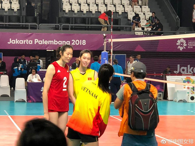 Bóng chuyền Việt Nam ra quân thất bại tại ASIAD 2018: Thầy trò HLV Nguyễn Tuấn Kiệt nhận thất bại 0-3 (tỉ số các set 11/25, 15/25 và 13/25) trước tuyển Trung Quốc ở trận đấu ra quân bảng D môn bóng chuyền nữ ASIAD 2018 diễn ra hôm 19/8.