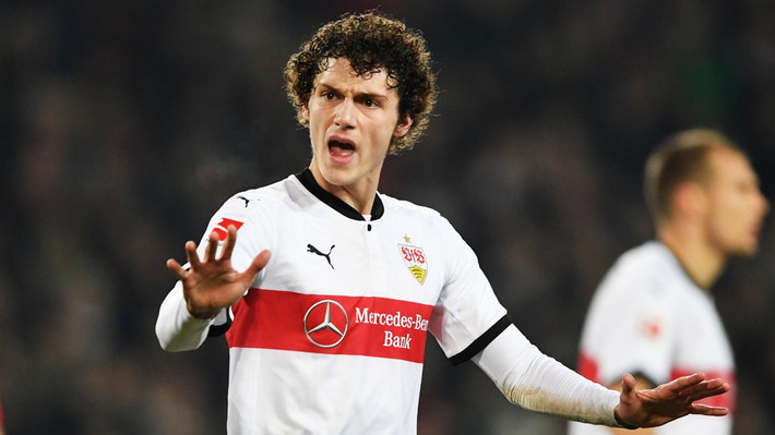 Trong thời gian qua, việc Real Madrid theo đuổi hậu vệ Benjamin Pavard của VfB Stuttgart đã được đăng tải rầm rộ.Tờ Metro đưa tin VfB Stuttgart đã lên tiếng từ chối thẳng Real mà không một lời giải thích.