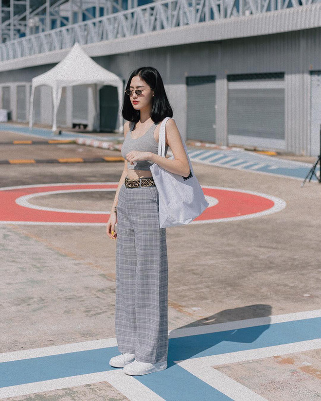Set đồ này tuy basic những lại giúp tôn lên vòng eo và tạo ảo giác khiến chân dài, cơ thể cao ráo hơn.