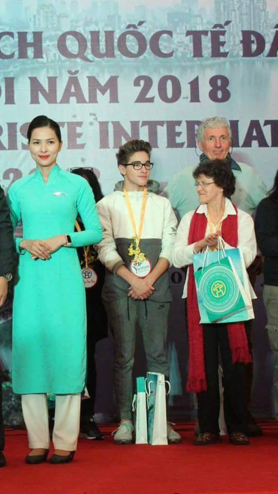 Ngay sau khi xuất hiện, dân mạng đã tập trung đi truy tìm danh tính của chàng soái ca ngoại quốc. Tuy nhiên, phải rất khó khăn, các "thám tử thần thánh" trên mạng xã hội mới có thể tìm được những bức ảnh hiếm hoi về nhân vật này.