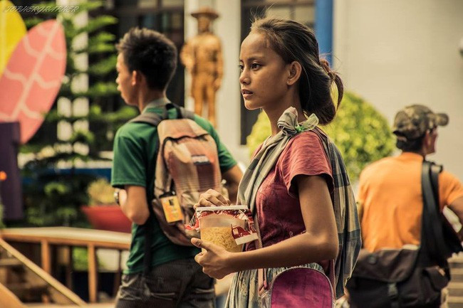 Sở hữu làn da nâu nổi bật, gò má cao, đôi mắt sâu rất có hồn, cô bé ăn xin này thu hút mọi người và ngay lập tức trở thành hiện tượng trên MXH.