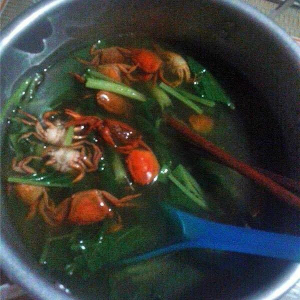 Canh cua theo nghĩa đen là phải bỏ nguyên con cua vào nồi canh