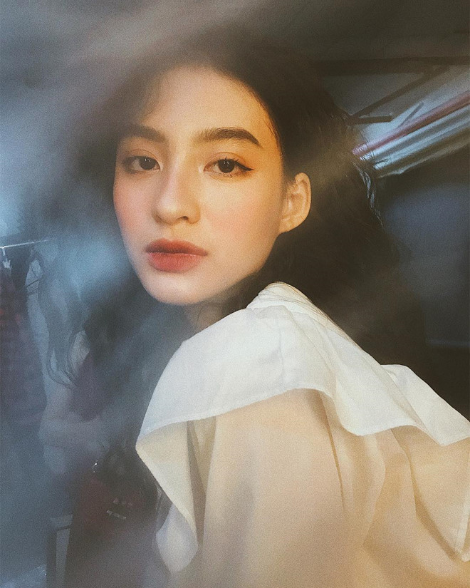 Hot girl Dương Minh Ngọc là gương mặt người mẫu lookbook nổi tiếng trong giới trẻ Sài Gòn. Cô có ông ngoại là người Pháp nên sở hữu vẻ ngoài xinh xắn, khá Tây.