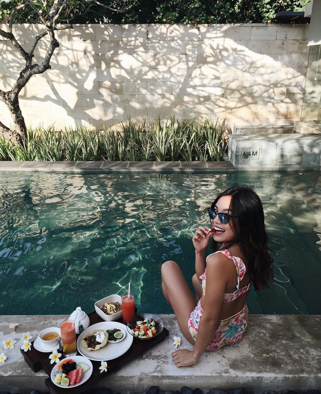 Cô em của cặp chị em gốc Việt họ Hoàng đang gây sốt Instagram cũng không thể bỏ lỡ kiểu chụp hình đáng yêu này.