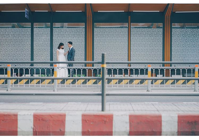 Nếu ngại nắng, bạn có thể ghé qua trạm chờ vào lúc hoàng hôn hoặc sáng sớm là thời gian lý tưởng để bạn "sống ảo" với trạm chờ xe buýt này.
