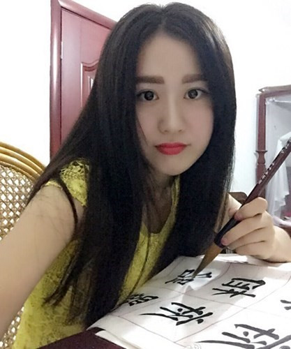 Cô giáo trẻ 9x chia sẻ rằng cô rất yêu trẻ con và đã học được cách hoàn đồng với những học trò của cô trong giờ học cũng như ngoài giờ lên lớp bằng việc dẫn chúng đi dã ngoại.