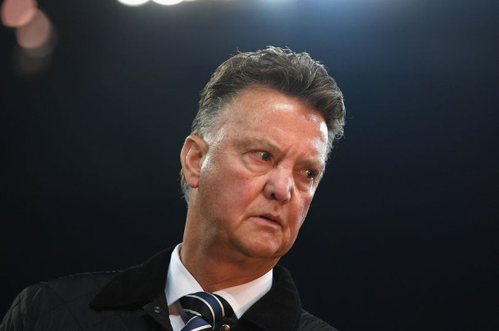 BLĐ Chelsea đã tính đến phương án mời Louis van Gaal, trong trường hợp "mối tình" Chelsea vs Conte sớm kết thúc.
