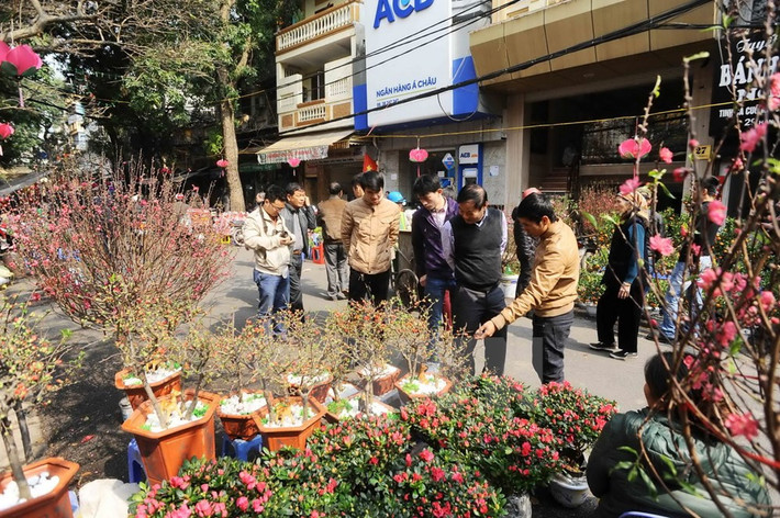 Chợ bắt đầu họp từ 23 tháng Chạp đến ngày 30 Tết. Vào thời gian này, đào, quất và các loại hoa xuân từ khắp nơi tụ họp về, khiến phố nhỏ vốn đã đông đúc, nay lại càng sầm uất hơn vào những ngày giáp Tết.