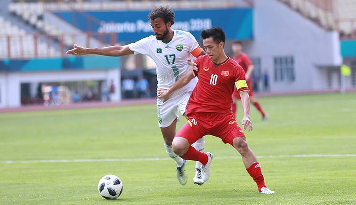 Trước khi Asiad 2018 diễn ra, Văn Quyết là cầu thủ Olympic Việt Nam gây tranh cãi khá nhiều. Tuy nhiên, khi chính thức bước vào giải người lãnh ấn đội trưởng đã chơi "chịu trận hơn", chấp nhận bó vào trong và thường dứt điểm khi bóng được thả ngược ra. Kinh nghiệm dày dặn giúp số 10 Việt Nam căn thời điểm chính xác lúc cần phải đá quyết liệt. Nếu may mắn hơn, Văn Quyết đã có thể bỏ túi nhiều hơn một pha lập công trên đất Indonesia.