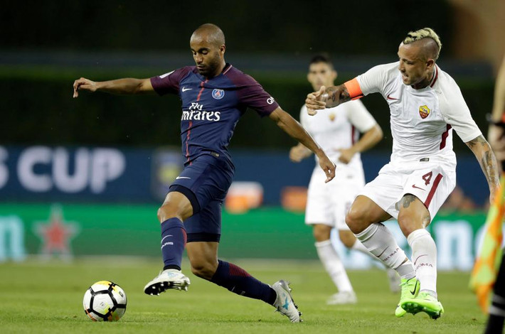 Theo Daily Express, cả Arsenal và Tottenham đều đang theo đuổi Lucas Moura Tiền vệ 25 tuổi này chỉ mới ra sân 72 phút tại Ligue 1. Moura được định giá 35 triệu bảng. Ảnh: Daily Express