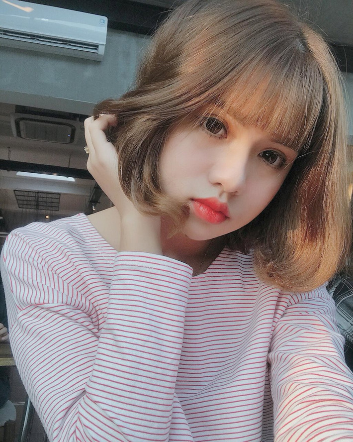 Không đơn giản mà nhiều người nhắc tới Khánh Huyền là bản sao đích thực của Miu Lê, cô bạn này sở hữu gương mặt bầu bĩnh, đôi môi căng mọng và đôi mắt to long lanh cực giống với cô ca sĩ sinh năm 1991 có tên thật là Lê Ánh Nhật.