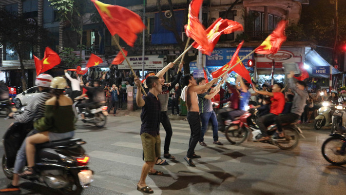 Có mặt trên các trục phố như Bà Triệu, Phố Huế hay Hàng Bài là dòng người tay cầm quốc kì, miệng hô to "Việt Nam vô địch" hay "chung kết rồi bà con ơi!"