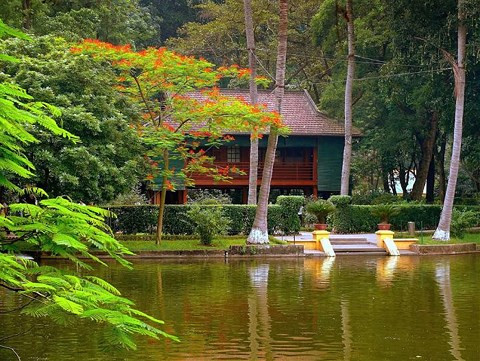 Hiện nay, nhà sàn Bác Hồ được coi là điểm đến của nhiều khách du lịch trong nước và quốc tế nhưng có lẽ quan trọng hơn cả chính là tâm hồn của Bác, tình yêu thương của Bác đã biến nơi này đến nay không chỉ là một nơi du lịch mà còn là một chuyến đi trở về kí ức, trở về thời đại cũ của một con người hết lòng vì dân, vì nước.