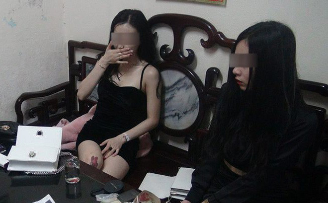 Mới đây, vụ 2 hot girl buôn ma túy tại Huế đã gây chú ý trong CĐM. Sau khi khám người 2 cô nàng này, cảnh sát đã thu được 2 gói gồm đá và khiên xanh.