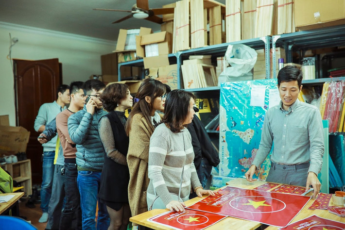 Xuất phát từ việc muốn thể hiện tinh thần ủng hộ các cầu thủ đội tuyển U23 Việt Nam trong trận chung kết giải U23 châu Á gặp đối thủ Uzbekistan, xưởng tranh của anh Vũ Minh Trà (tại đường Hoàng Đạo Thúy, Cầu Giấy, Hà Nội) đã in hàng nghìn tấm decal hình cờ đỏ, sao vàng, miếng dán nắp capo ô tô với dòng cổ động “U23 Việt Nam vô địch”.